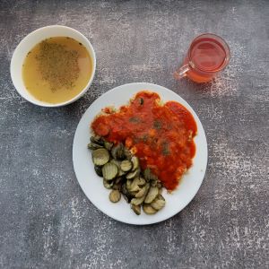 Dieta łatwostrawna  Zupa ziemniaczana Mięso wieprzowe z warzywami do kaszotto Sos pomidorowy Cukinia gotowana Kompot owocowy z jabłkami Kasza jęczmienna/sypko